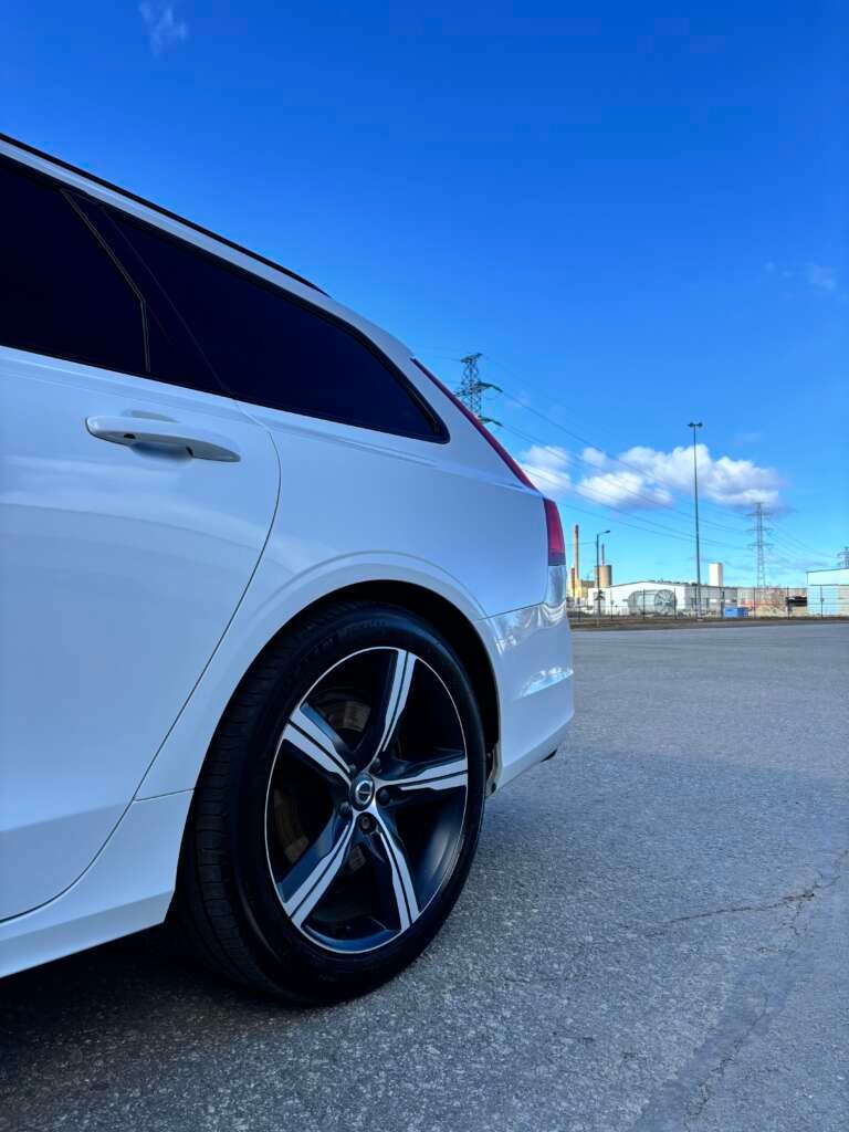 Auton kiillotus ja maalipinnan korjaus Vaasassa